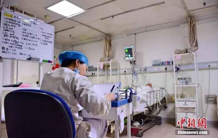 资料图:山西医科大学第一医院神外重症监护室(NICU)中,责任护士正在埋头奋笔疾书。王明宇 摄 天使,节日快乐!